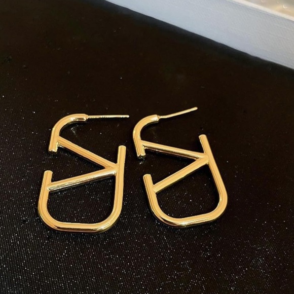 Larger size Luxury style V shaped rectangular hoop earrings hypoallergen… - Picture 3 of 6